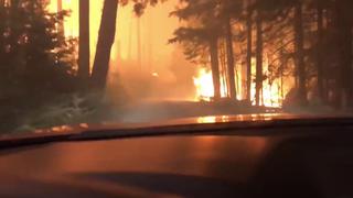 YouTube: Padre e hijo atravesaron bosque en llamas y el video aterra a internautas