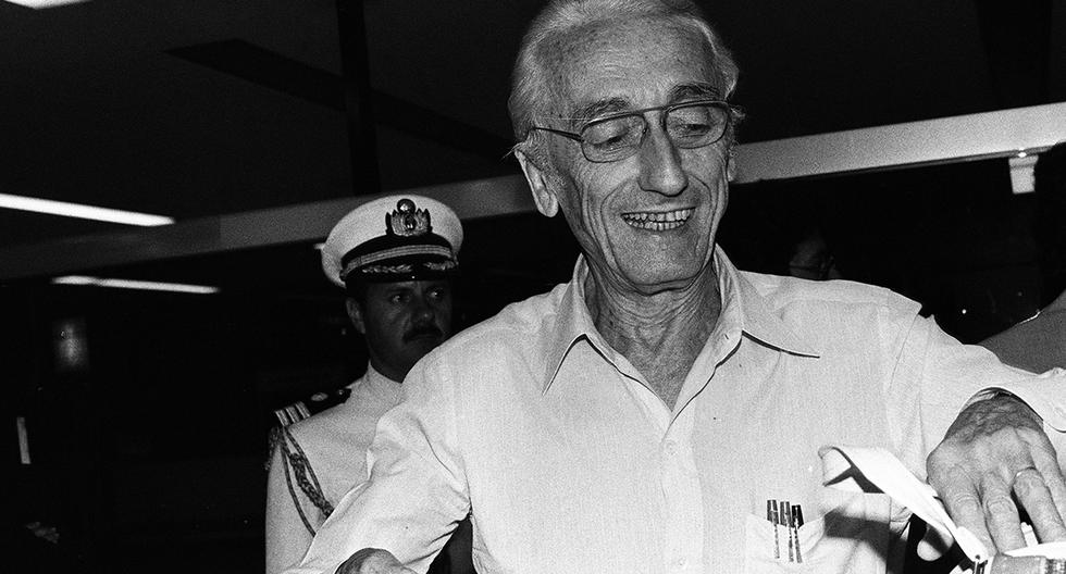 Lima, 12 de enero de 1982.  Jacques Yves Cousteau en su llegada al aeropuerto Jorge Chávez de Lima, Perú. Empezaba su misión científica y exploratoria en nuestro país. (Foto: GEC Archivo Histórico)