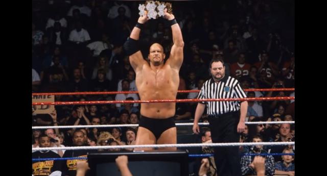 Sosteniendo en alto el primer título con el que se presentó en la empresa de Vince McMahon. (Foto: Twitter)