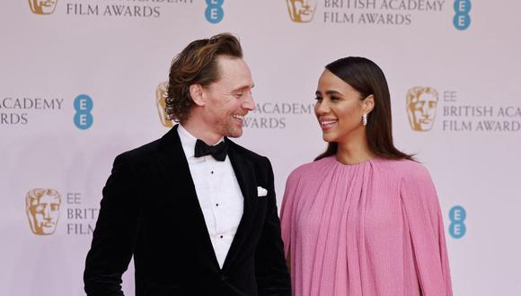 Tom Hiddleston (izquierda) junto a su prometida, la actriz británica Zawe Ashton, durante la ceremonia del Bafta 2022. Medios especializados informaron que la pareja espera a su primer hijo.   (Foto: Tolga Akmen / AFP)