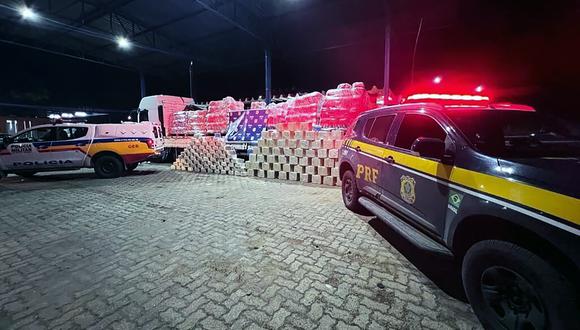 Imagen de la incautación de más de una tonelada de cocaína que estaba oculta en un camión que transportaba arena para gatos, en el estado de Minas Gerais, en el sureste de Brasil.  (Foto: Minas Gerais state Federal Police / AFP)