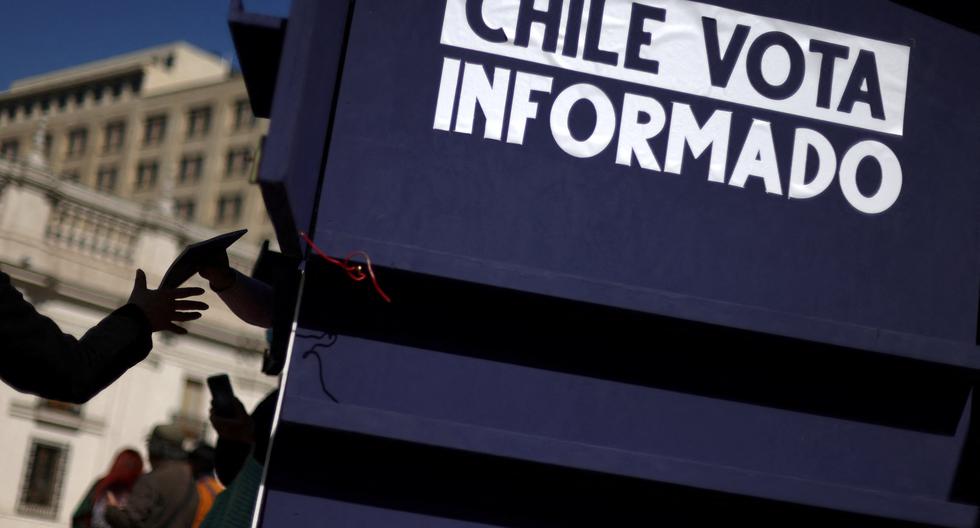 El texto de la nueva Constitución chilena se ha convertido en un éxito de ventas pues la ciudadanía quiere conocer el detalle de los artículos que deberán aprobar o rechazar el próximo 4 de setiembre.  REUTERS/Ivan Alvarado