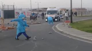 Tacna: personal de salud libera carretera bloqueada para dejar pasar a una ambulancia