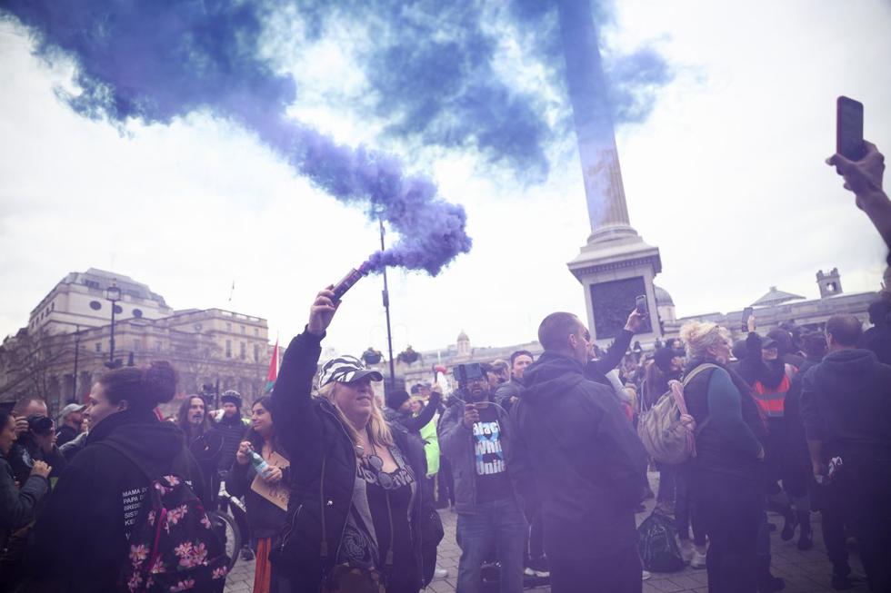 Miles de personas se han manifestado este sábado en el centro de Londres contra el confinamiento impuesto para contener la pandemia del coronavirus en el Reino Unido, muchas de ellas sin mascarilla ni respetar la distancia de seguridad personal. (Texto: EFE / Foto: Reuters).