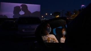 Coronavirus en España: Madrid vuelve al cine al estilo de los 50 | FOTOS