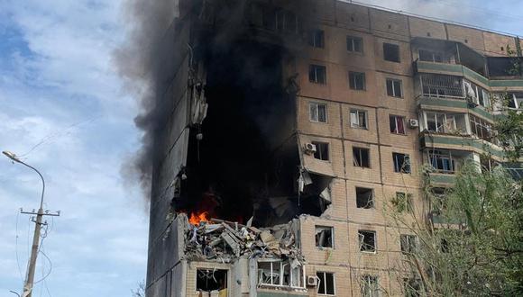 Un edificio residencial de nueve pisos parcialmente destruido como resultado del ataque con misiles rusos en Kryvyi Rig, en medio de la invasión rusa de Ucrania. (Foto: SERVICIO DE EMERGENCIA DE UCRANIANO / AFP).