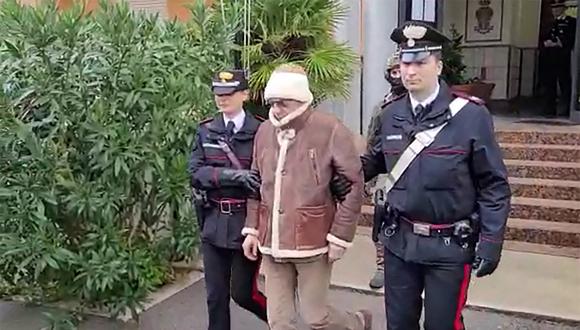 Esta foto muestra el arresto por parte de los carabineros del jefe de la mafia más buscado de Italia, Matteo Messina Denaro, en Palermo, en su Sicilia natal, después de 30 años de fuga. (Foto: OFICINA DE PRENSA DE LOS CARABINIERI ITALIANOS / AFP)