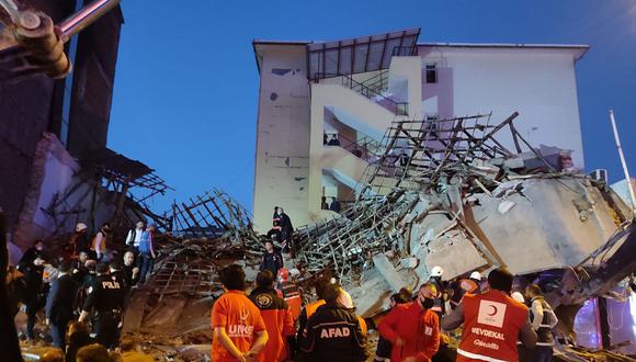 Equipo de rescate removiendo los escombros tras el accidente en Battalgazi, Malatya. (Foto: AFP)