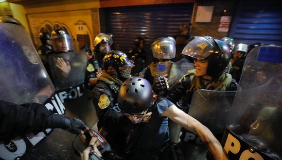 El 4 de enero de 2023, el fotoperiodista independiente, Walter Hupiu, sufrió un ataque por parte de la Policía Nacional del Perú luego que tratara registrar la detención de un manifestante en la Plaza Manco Cápac del distrito de La Victoria.  
Foto: Joel Alonzo