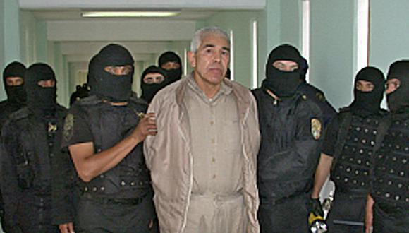 En esta fotografía de archivo difundida por la Policía Federal Preventiva de México el 29 de enero de 2005, el narcotraficante Rafael Caro Quintero es escoltado en el penal de Puente Grande en Guadalajara, estado de Jalisco. (Foto: Mexican Federal Police / AFP)