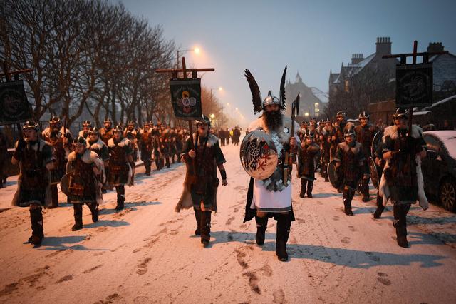 Imágenes del festival Up Helly Aa", o "fiesta del fuego" en Lerwick, un archipiélago del Reino Unido, que celebra las raíces escandinavas de estas islas conquistadas por los vikingos en el siglo IX. (AFP)