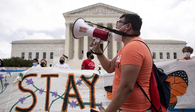 Los defensores de la inmigración se reúnen fuera de la Corte Suprema de Estados Unidos luego de un fallo sobre el programa DACA en Washington, DC. (EFE/EPA/MICHAEL REYNOLDS).