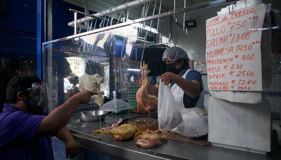 Puesto de venta de pollo en un mercado de Lima. (Foto referencial: Eduardo Cavero / GEC)