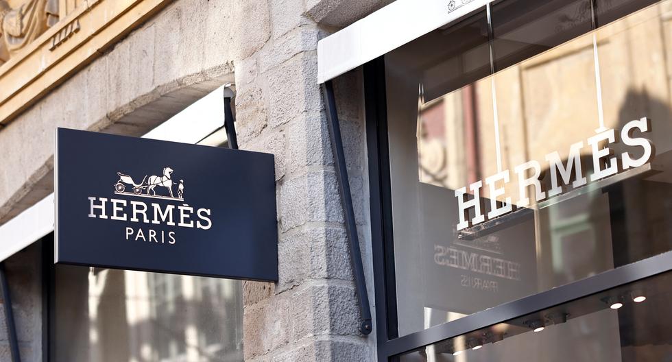 Esta fotografía tomada el 25 de mayo de 2023 en Lille, noreste de Francia, muestra el letrero de la tienda de lujo Hermes en la prestigiosa Rue Grande-Chaussee. (Foto de Sameer Al-Doumy / AFP).