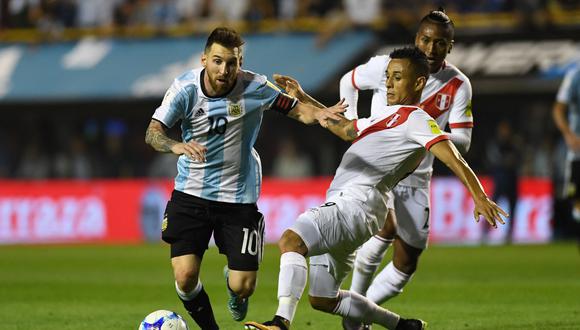 Perú y Argentina se enfrentan en el Monumental, por las Eliminatorias Qatar 2022. (Foto: AFP).