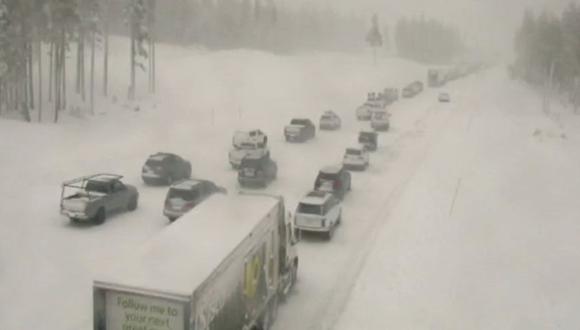 En esta imagen tomada de un video de una cámara de tráfico de video remota de Caltrans, el tráfico se detiene a lo largo de una carretera interestatal 80 cubierta de nieve en Donner Summit, California. (Foto: Caltrans vía AP)