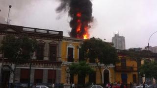 Incendio consumió una casona de dos pisos en Paseo Colón