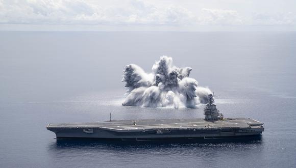 En esta imagen de archivo cortesía de la Marina de los EE. UU. tomada el 18 de junio de 2021, el portaaviones USS Gerald R. Ford (CVN 78) completa el primer evento explosivo programado de Full Ship Shock Trials mientras navega en el Océano Atlántico. (Foto de Riley MCDOWE / US NAVY / AFP)