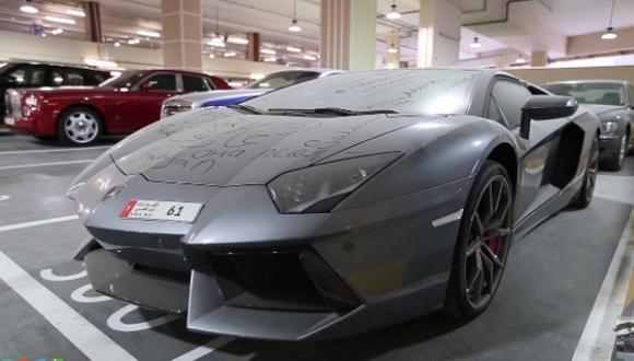 YouTube: Un Lamborghini abandonado en un estacionamiento