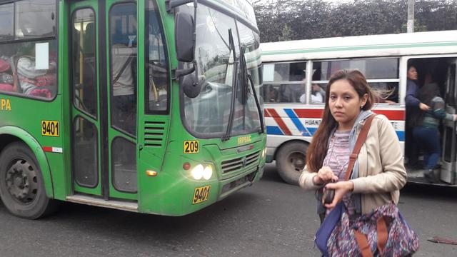 En la avenida Angélica Gamarra, en Lima norte, también se puede ver que los buses circulan aunque en menor número. Los pasajeros denunciaron que se ha incrementado el precio. (Foto: María del Carmen Yrigoyen / El Comercio)