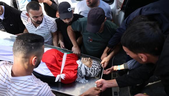 Los palestinos se preparan para recoger el cuerpo de Mahmud Shadeh, de 27 años, que resultó herido el día anterior durante enfrentamientos con un soldado israelí en su ciudad natal de Jericó, y trasladado al hospital de la ciudad de Cisjordania. (Foto de Jaafar ASHTIYEH / AFP)