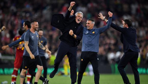 José Mourinho y su plantel en la Roma celebraron el título de la Conference League. (Foto: EFE)