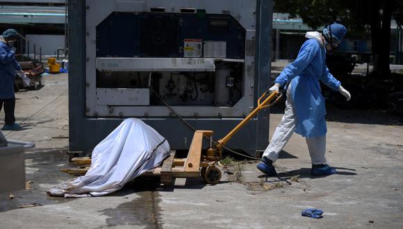 Coronavirus en Ecuador | Ultimas noticias | Último minuto: reporte de infectados y muertos domingo 5 de abril del 2020 | Covid-19 | Un trabajador de salud lleva un cadáver a un contenedor refrigerado fuera del Hospital Teodoro Maldonado Carbo, en Guayaquil. (REUTERS / Vicente Gaibor).