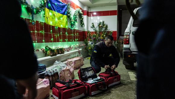 Un bombero ucraniano recibe regalos de Año Nuevo en su estación, ubicada en la ciudad de Bakhmut, al este del país.