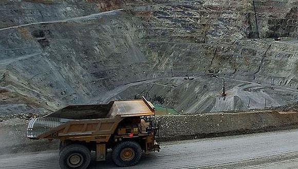 Gracias a la minería, que ya reanudó sus actividades, Arequipa recién en el  2022  alcanzaría un crecimiento del 2%, señala Germán Chávez, economista y rector de la Universidad Católica San Pablo.