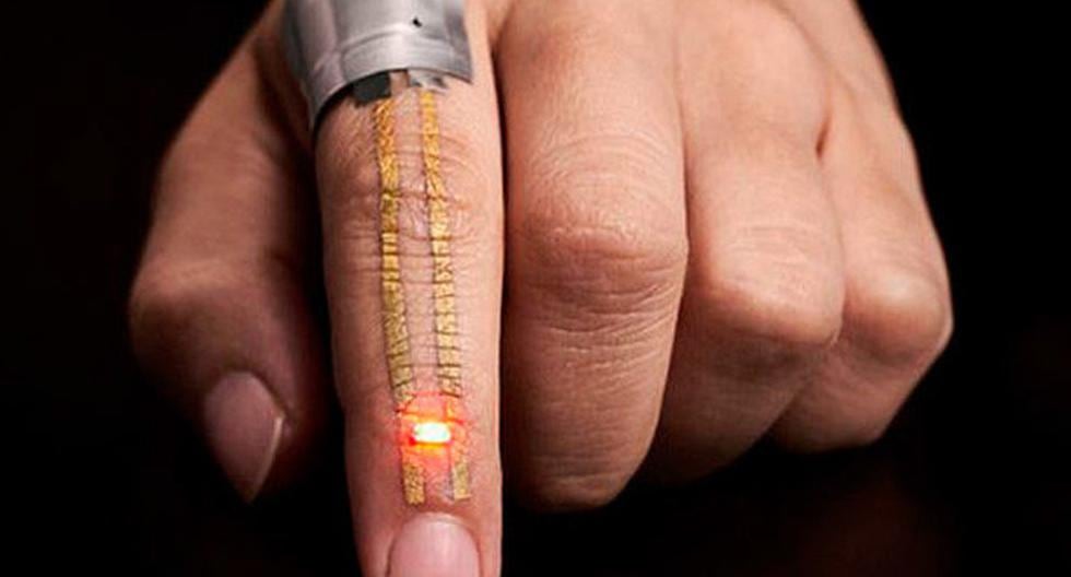 Este sensor electrónico se adhiere a la piel cómodamente para controlar el estado de salud de una persona a largo plazo. (Foto: EFE)
