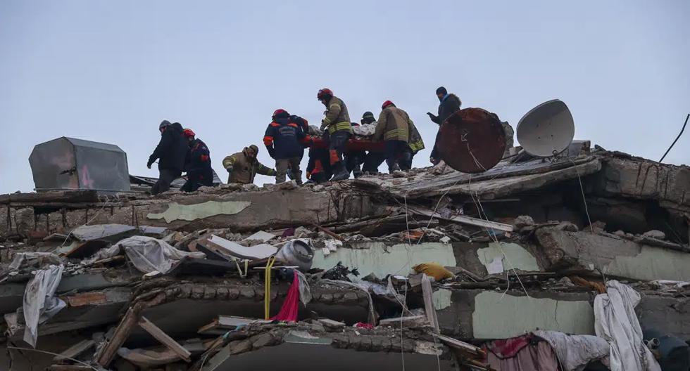 Rescatistas turcos sacan a Ergin Guzeloglan, de 36 años, de entre los escombros de un edificio caído cinco días después de un devastador terremoto en Hatay, en el sur de Turquía, el 11 de febrero de 2023. (AP Foto/Can Ozar).