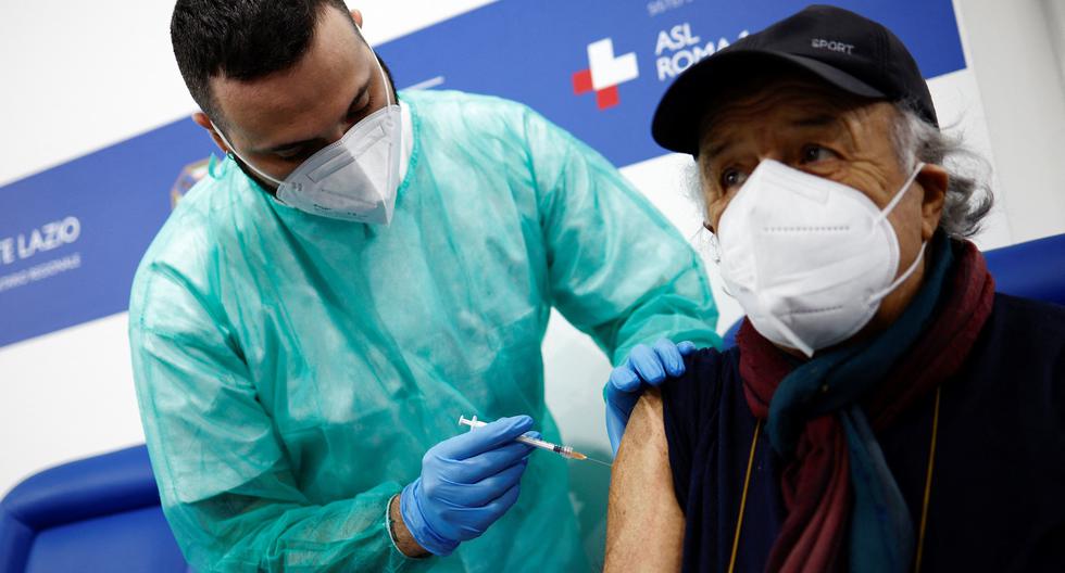 El gobierno de Italia aprobó una medida que requiere que todas las personas mayores de 50 años estén vacunadas contra el COVID-19, en medio de una ola de nuevos casos  debido a la variante ómicron. (Foto: Reuters)