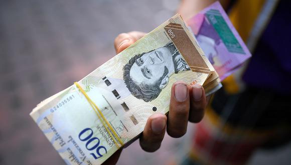 El precio del dólar alcanzó los 455.023,82 bolívares soberanos en Venezuela este jueves. (Foto: AFP)