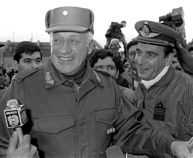 Esta foto de archivo del 22 de abril de 1982 muestra al ex dictador argentino Leopoldo Galtieri (izq.) (FOTO AFP).