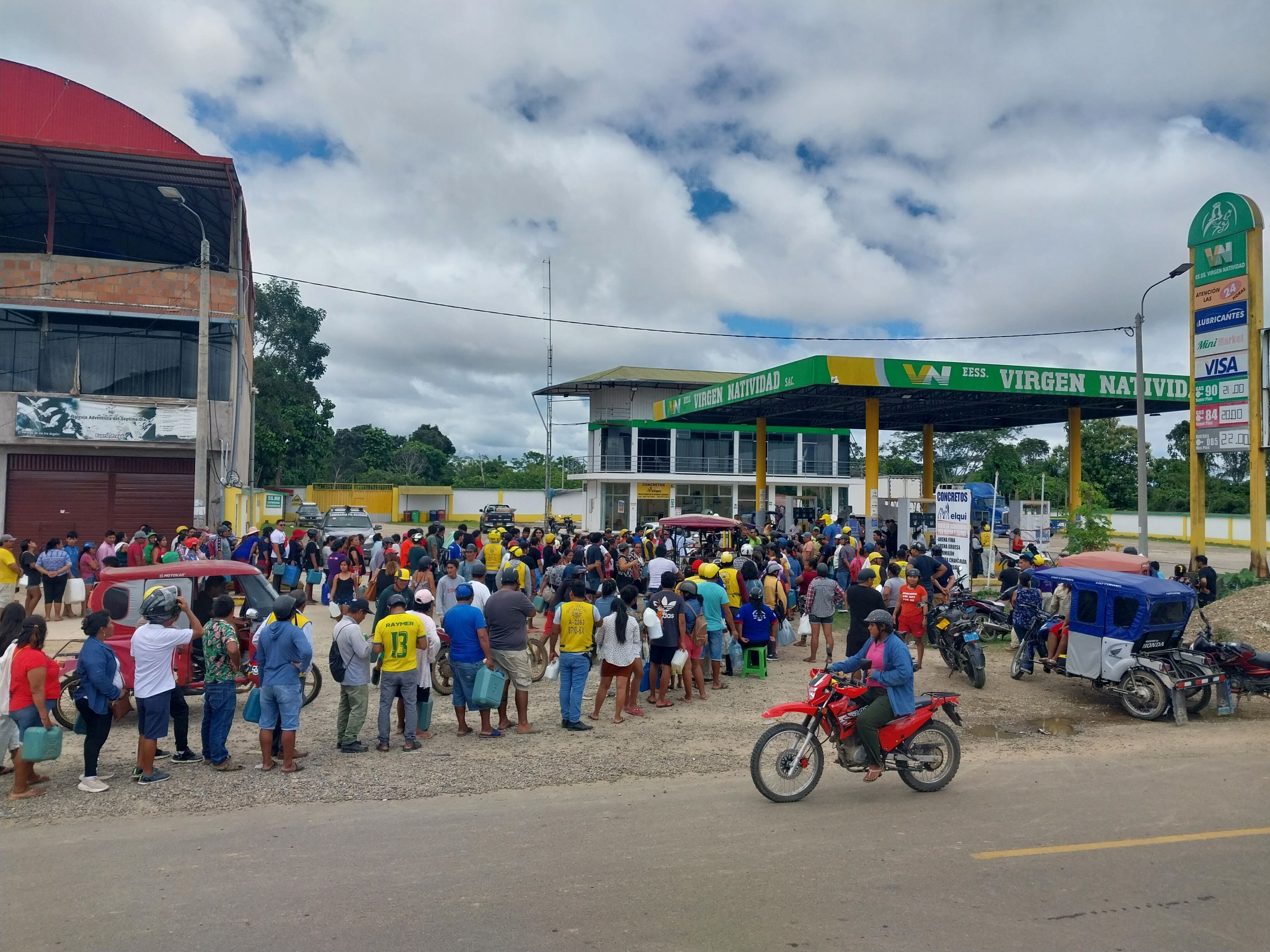 Largas colas para conseguir combustible en Puerto Maldonado. (Foto: Manuel Calloquispe)