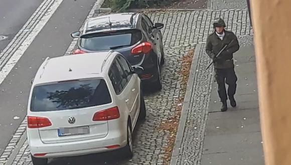 El neonazi identificado como  como Stephan B. grabó su ataque a una sinagoga en Halle, Alemania, con una cámara que llevaba en el casco. (AFP).
