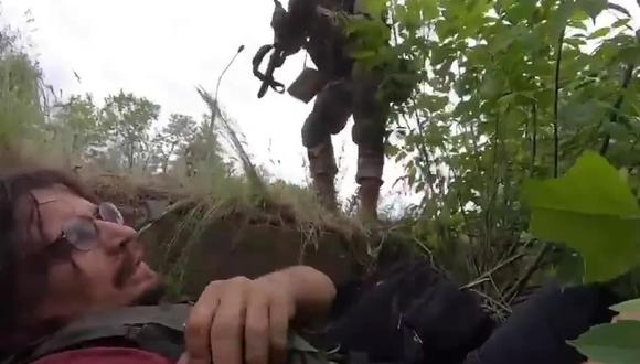 El momento en que un grupo de periodistas es emboscado por tropas rusas y uno de ellos casi muerte.