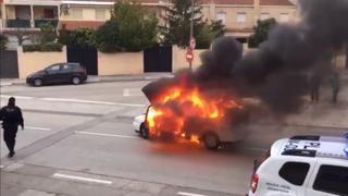 YouTube: Automóvil en llamas ‘huye’ de los bomberos en localidad de España
