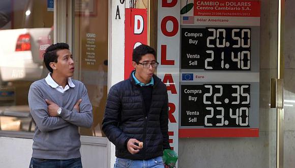 El dólar se vendía a 20,5 pesos en México este lunes. (Foto: AFP)