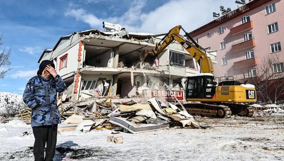 Una mujer reacciona junto a un edificio derrumbado durante las operaciones de búsqueda tras un fuerte terremoto en el distrito de Elbistan de Kahramanmaras, sureste de Turquía, 07 de febrero de 2023. (Foto: EFE/EPA/SEDAT SUNA)