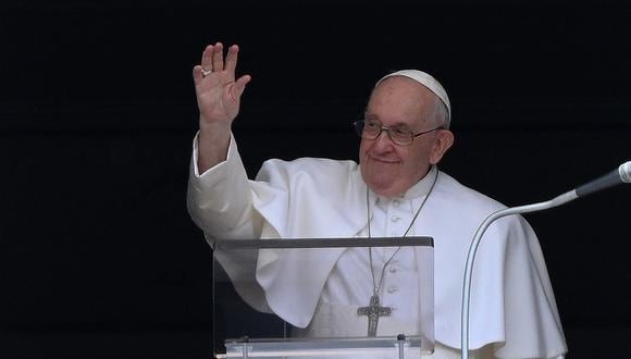 El papa Francisco saluda mientras se prepara para pronunciar su oración Regina Coeli desde una ventana con vista a la plaza de San Pedro el 23 de abril de 2023. (Foto de Vincenzo PINTO / AFP)