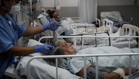 Personal médico trabaja en la UCI del Hospital de M'Boi Mirim, en un suburbio de Sao Paulo. Este lugar parece un escenario de guerra que está abarrotado de enfermos de coronavirus COVID-19. (Foto: EFE/FERNANDO BIZERRA).