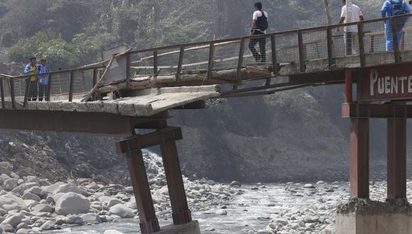 El puente Javier Pérez de Cuéllar fue refaccionado por la Municipalidad de Chaclacayo en febrero de este año; pero sigue seriamente dañado, como se ve en la foto, y no soportaría una nueva crecida del Rímac. (Foto: Dante Piaggio / El Comercio)