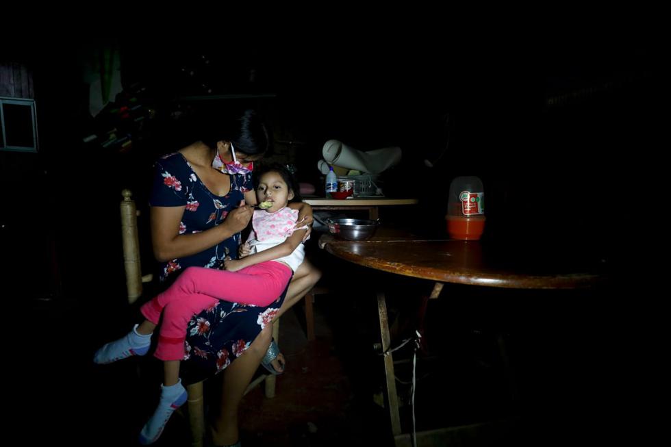 Este es el testimonio de Jefte Dalila Quispe, una madre que trata de sacar adelante a su hija con parálisis cerebral en medio de las carencias que provoca la cuarentena por el coronavirus. (Foto: César Bueno)