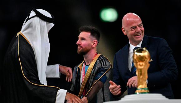 Qué significa la túnica que le pusieron a Messi antes de levantar la Copa del Mundo | ¿Qué significado tiene esta peculiar prenda de vestir? En esta nota te contaremos todo lo que debes conocer al respecto sobre este atuendo que llamó la atención en el torneo internacional. | Foto: AFP