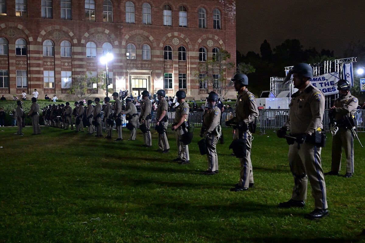 Agentes de la policía estadounidense hacen guardia después de que estallaron enfrentamientos en el campus de la Universidad de California en Los Ángeles (UCLA), en Los Ángeles, el 1 de mayo de 2024. (Foto de Frederic J. Brown / AFP)