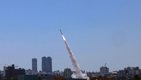 El sistema de defensa aérea Domo de Hierro de Israel se activa para interceptar un cohete lanzado desde la Franja de Gaza, controlado por el movimiento palestino Hamas, sobre la ciudad de Ashdod, el 12 de mayo de 2021. (Foto de EMMANUEL DUNAND / AFP).