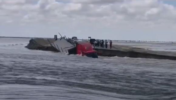 Parte de la carretera que une Bayóvar y Chiclayo colapsó debido a la fuerza de las aguas de la laguna La Niña | Foto: Captura de video / Redes sociales