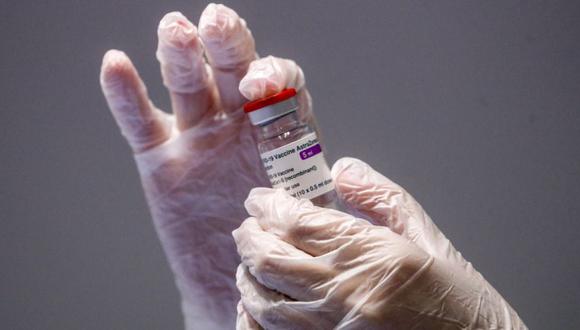 Un trabajador sanitario muestra un frasco de la vacuna AstraZeneca. (Foto: EFE / EPA / FABIO FRUSTACI).