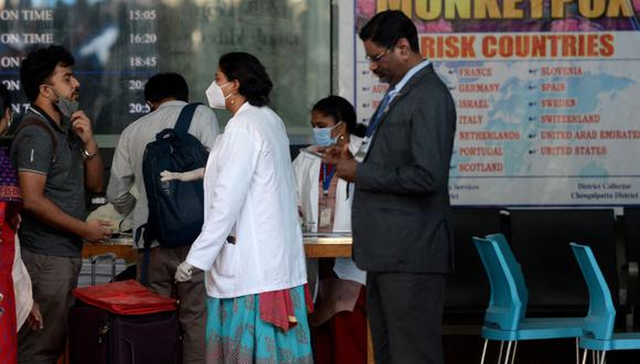 Los trabajadores de la salud examinan a los pasajeros que llegan del extranjero para detectar síntomas de viruela del mono en la terminal del Aeropuerto Internacional Anna en Chennai el 3 de junio de 2022. (Foto de Arun SANKAR / AFP)